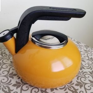 KitchenAid 2 Quart Kettle in Mustard Yellow